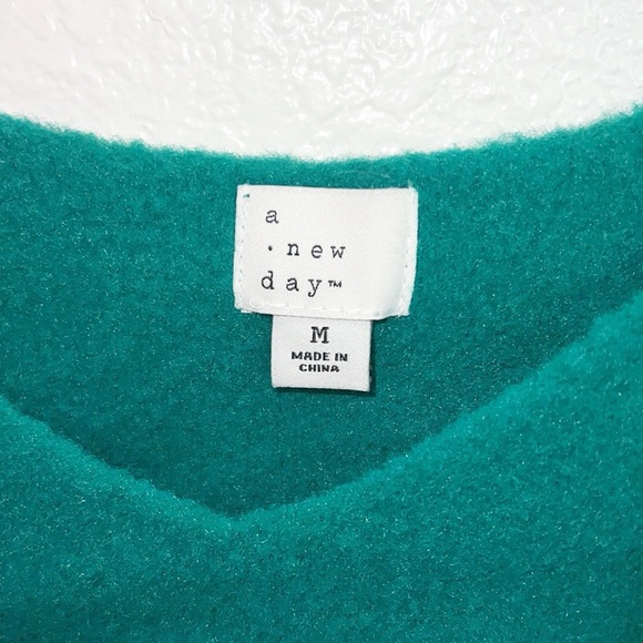 A New Day Green V Neck 100% Nylon Sweater Crop Tank Top - Picture 4 of 8